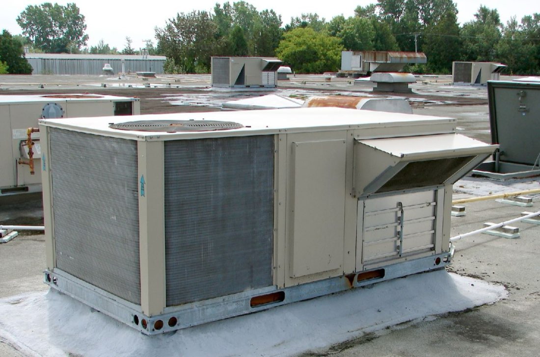 Unidades de climatização tipo rooftop na cobertura de um prédio comercial